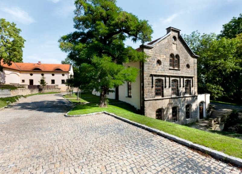 Nádvoří u mlýna v Dolních Počernicích