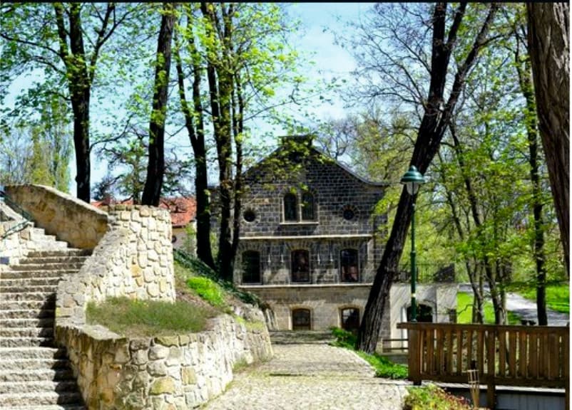 Historický mlýn v parku v Dolních Počernicích, kde salon sídlí
