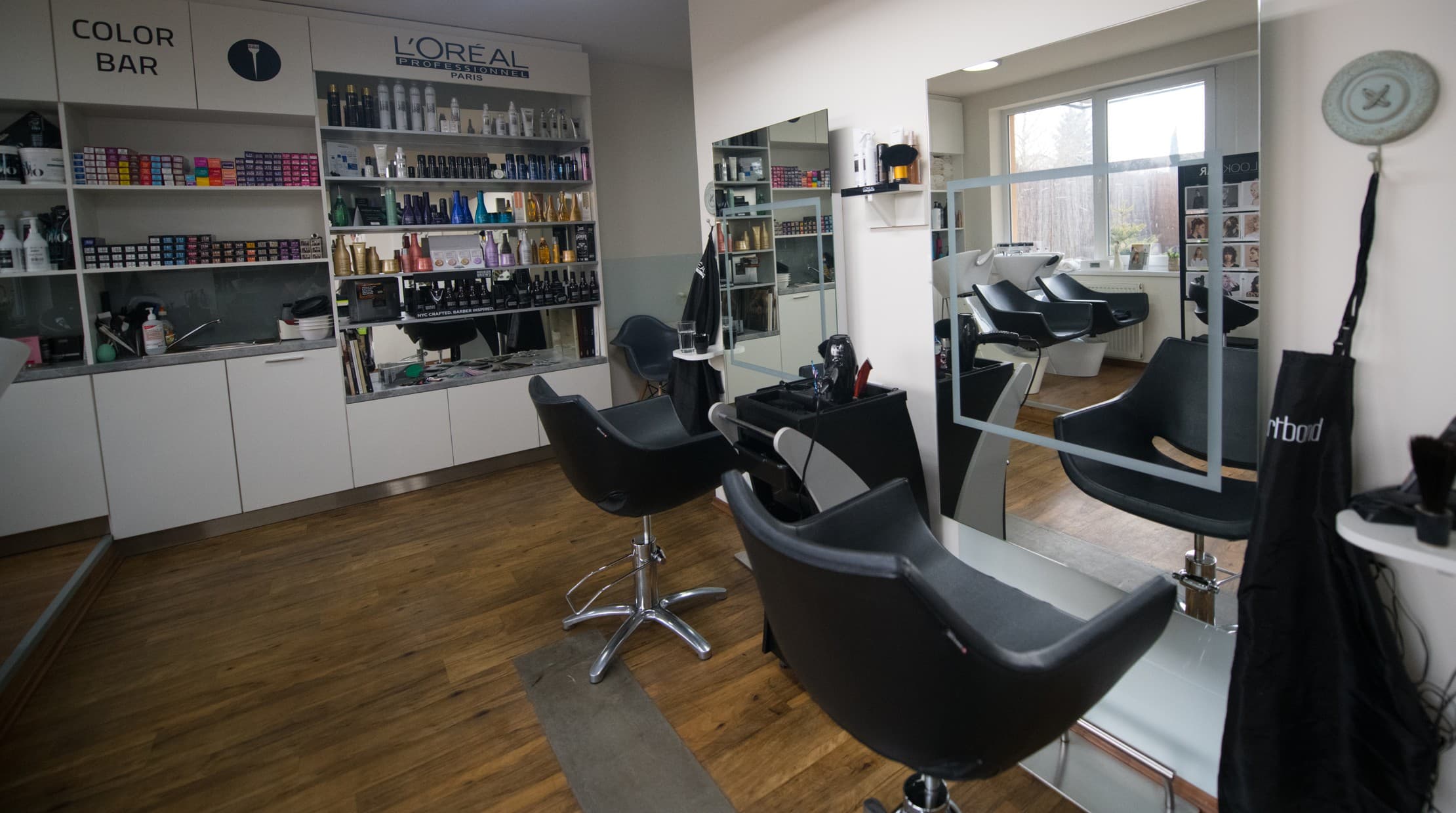 Interiér salonu Julia — color bar s produkty L'Oréal Professionnel